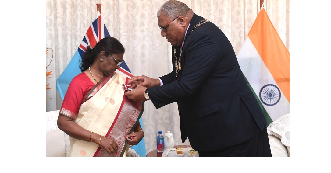 The Hon’ble President of Fiji, H.E. Ratu Wiliame Maivalili Katonivere conferred the Companion of the Order of Fiji upon President Droupadi Murmu on 06.08.2024.